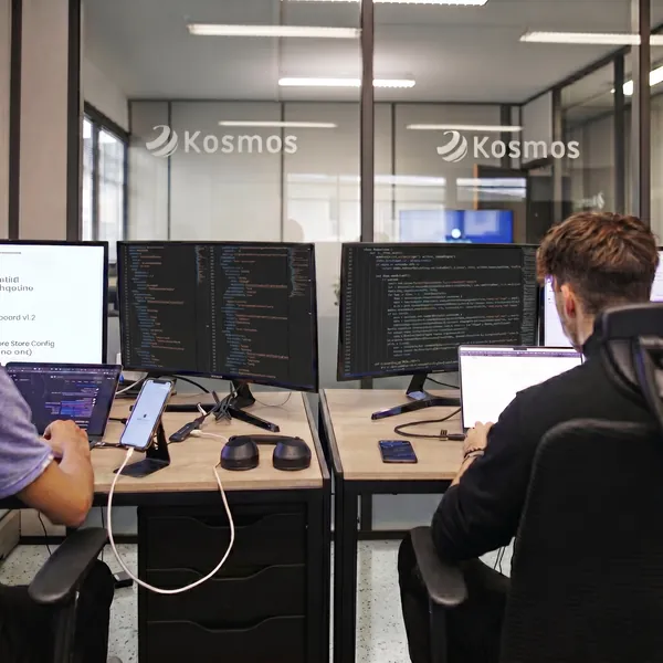 Équipe et locaux de l'agence Kosmos